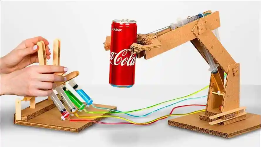 小山姆手工如何用纸板制作液压动力机械臂