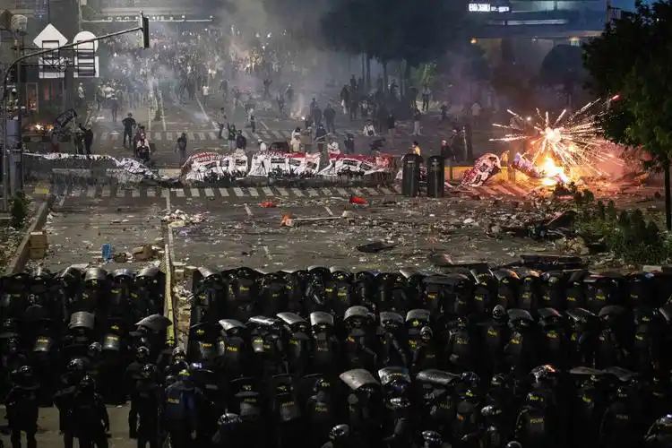 印尼大选后抗议演变为暴力冲突 街头"火拼"场面激烈