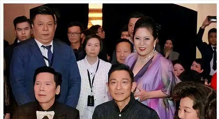 刘德华评论:还好争气,不然你的珠宝就是我的了_陈岚_华仔_向华强