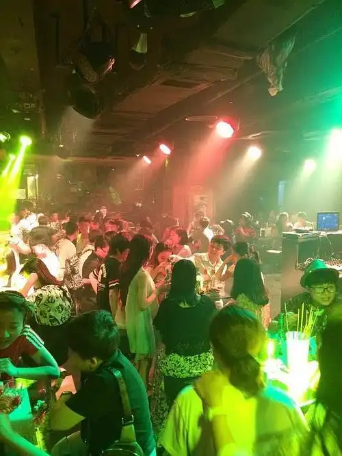 重庆蜂王酒吧即将开业