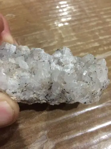 这是什么石头?太阳下看会有点透明,灯光下有微微玻璃光