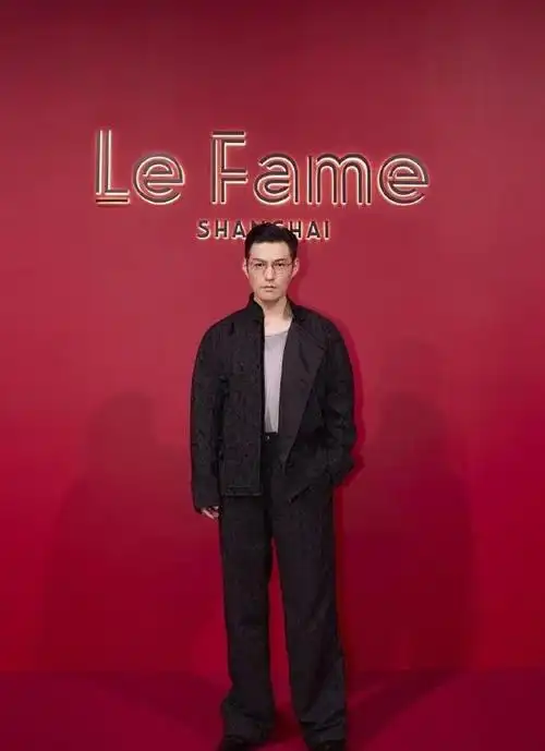 45岁仍像小说男主:严屹宽新中式战袍帅气夺目