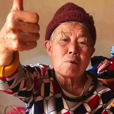 狂拽搞笑老奶奶真人潮流头像 罗女士闺蜜摆烂头像合集图片