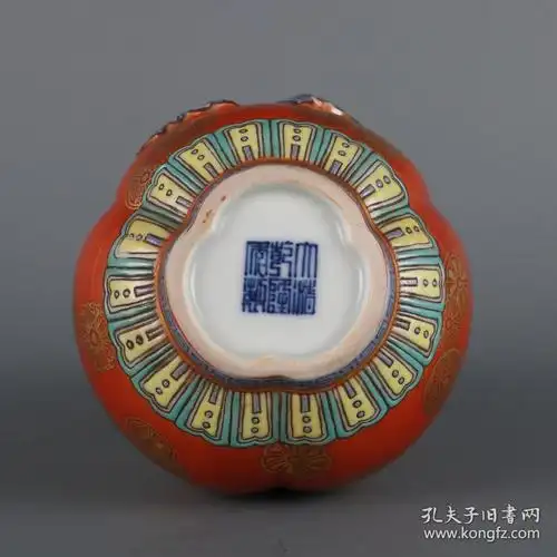 清乾隆年间珊瑚红底描金皮球花三管葫芦瓶