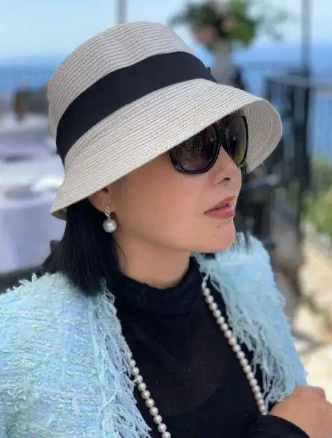 王晓蓉晒游客照,老公王中磊街头戴墨镜单手插兜抽雪茄,超霸气!