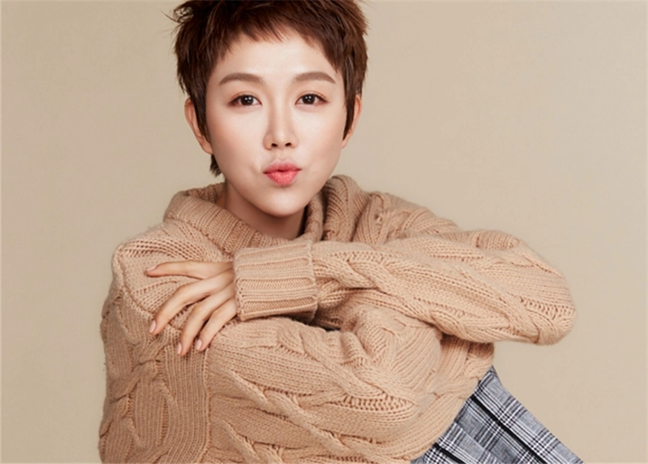 姜妍冬日大片曝光,一头细碎姜黄短发,眼神灵动迷人,笑容温暖!