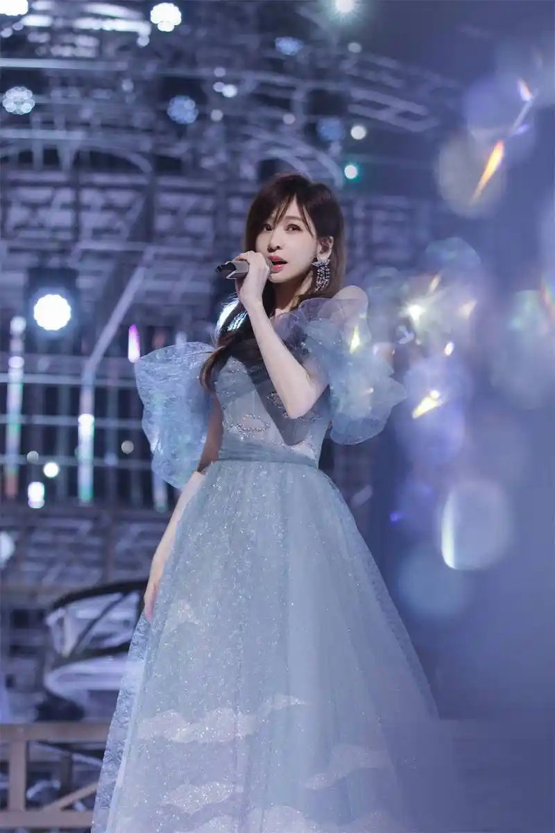 王心凌爱你回忆杀炸裂初舞台乘风破浪秒变歌迷见面会