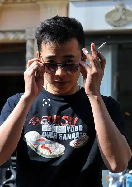 娱乐圈爱好抽烟的明星于谦一天两包都不够