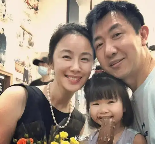 生活低调的鄢颇李呈媛,结婚多年感情一直都很甜蜜,李呈媛曾发文透露