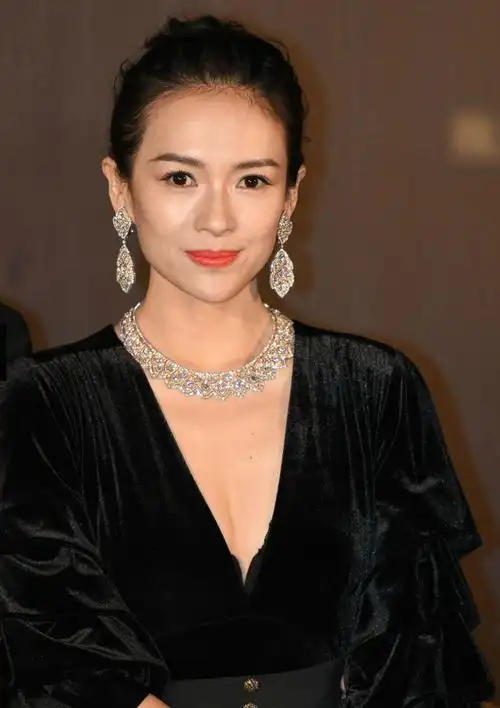 6 气场碾压!章子怡现身时尚活动 妆容精致华贵吸睛