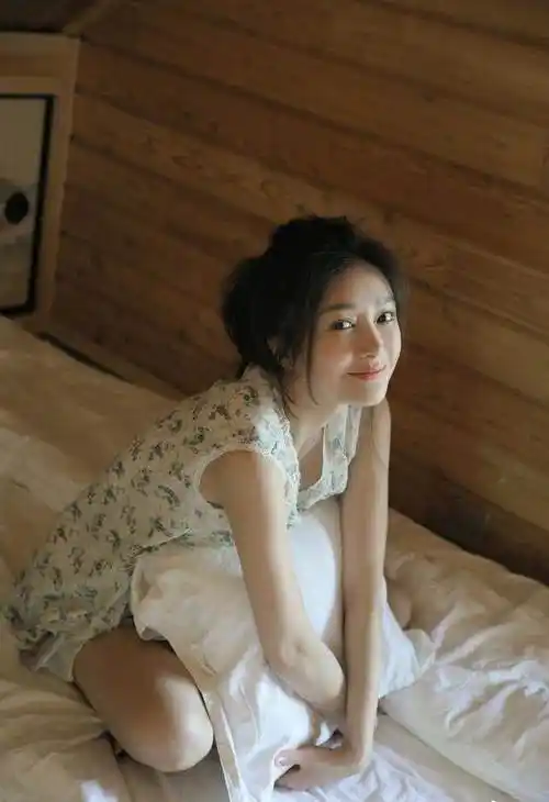 秦岚美回颜值巅峰期,穿这么土的睡衣也惊艳,换个角度脸就大变样!