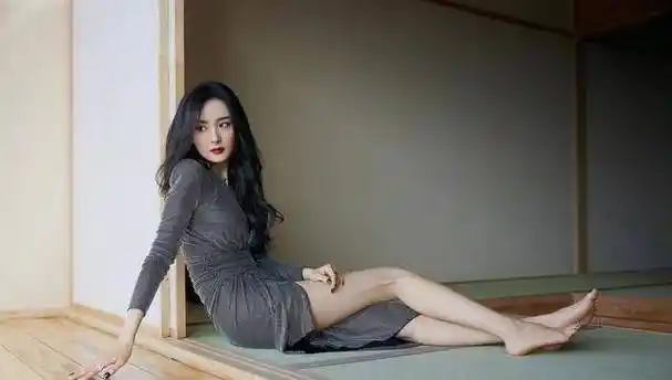 杨幂维密大片吊带连衣裙显妩媚动人,前凸后翘的身材羡煞旁人_沈梦辰