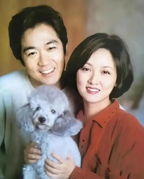 他的妻子罗秀春对他十分失望,曾经对张国立有多爱如今就有多恨.