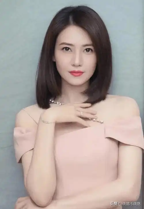 但是比常规的披肩发还要彰显利落一些,像高圆圆在近几年所留的发型就