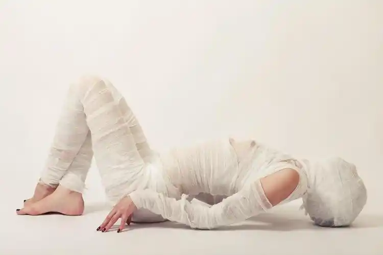 绷带的木乃伊,年轻漂亮的女人和绷带