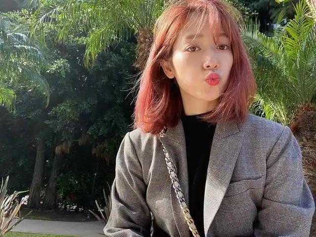 新一款朴信惠以短发示人,轻松驾驭任何风格穿搭,韩妹子都这么穿