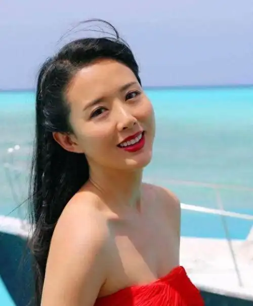 颜丹晨,她是《宝莲灯》中的"嫦娥姐姐",可以说是一个充满美貌的人.