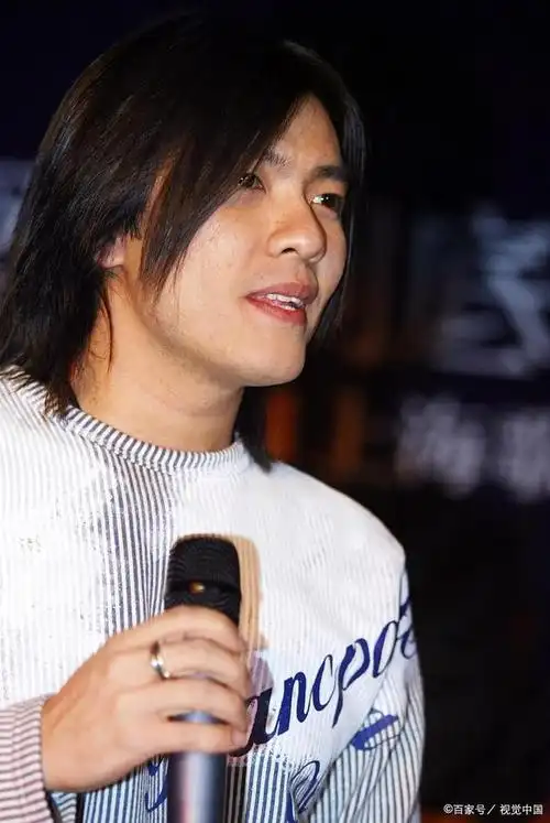 阿杜:从歌坛巨星到沉寂无声,他的命运为何如此坎坷?