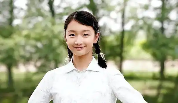 看了周冬雨高中的照片,终于理解为何她被张艺谋相中了,太水灵了