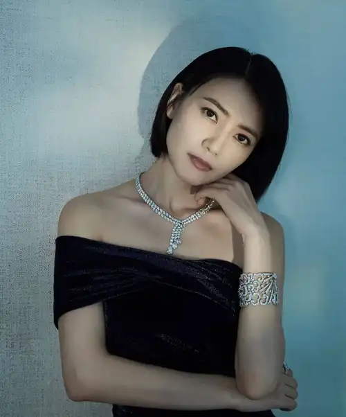 偏分短发这款偏分短发非常减龄,发型也是很简单,高圆圆最近就剪了这款