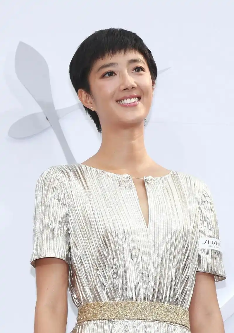 35岁桂纶镁现身闭口不谈感情,脸部发福,网友感叹女神不再