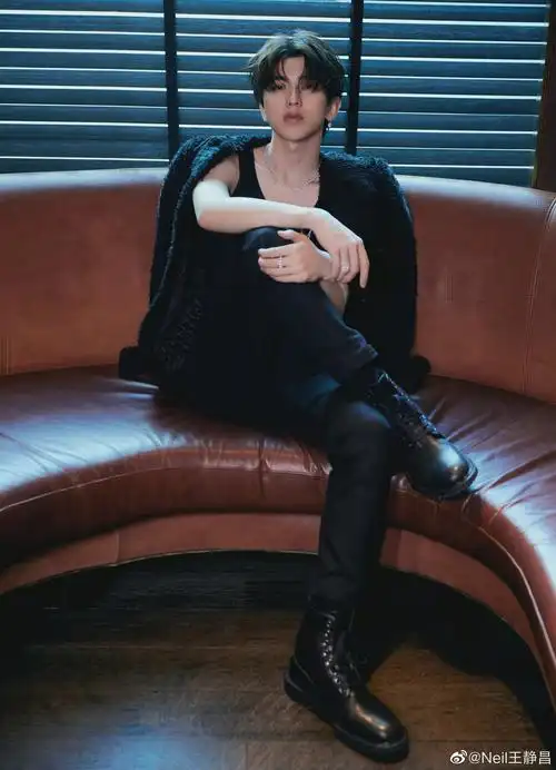 今日活动造型,全身黑色的造型很酷也很适合活动主题!|蔡徐坤_新浪新闻