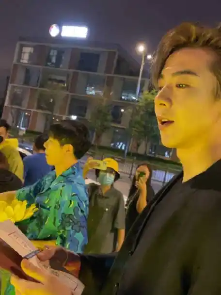 刘宇宁冒雨打卡粉丝应援##超话星动告白局##520晒出最美应援色