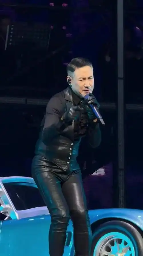 张学友 香港巡演开唱,今年歌神的演唱会是一场接一场,60多岁真的厉害,