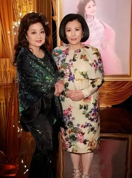 75岁汪明荃与74岁徐小凤同框较量,一个优雅,一个老气_印花_连衣裙