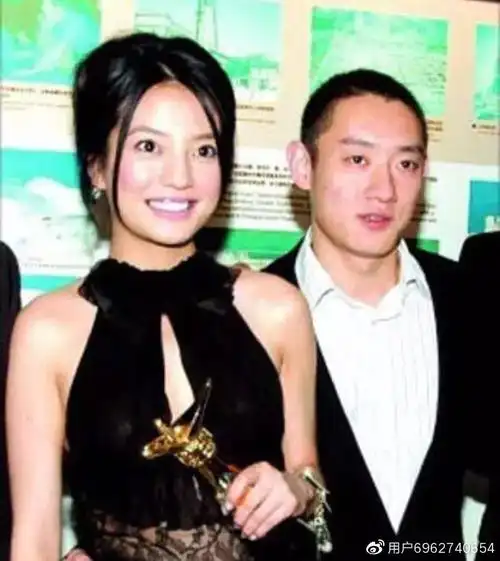 便抬手给了那人一巴掌,谁曾想那人是台湾竹联帮老大的公子傅豪