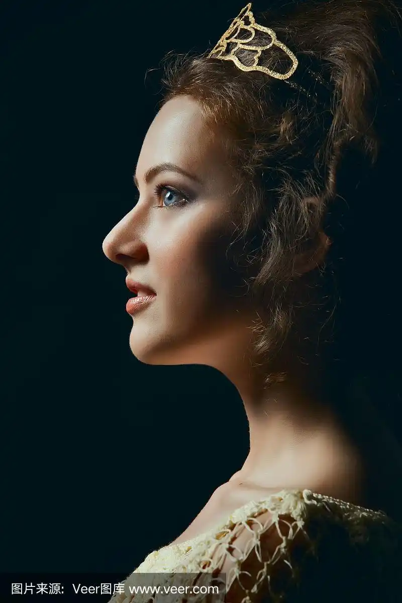 在黑色背景上的年轻女子的侧面