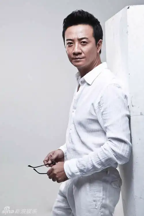 张岩拍时尚写真显成熟魅力