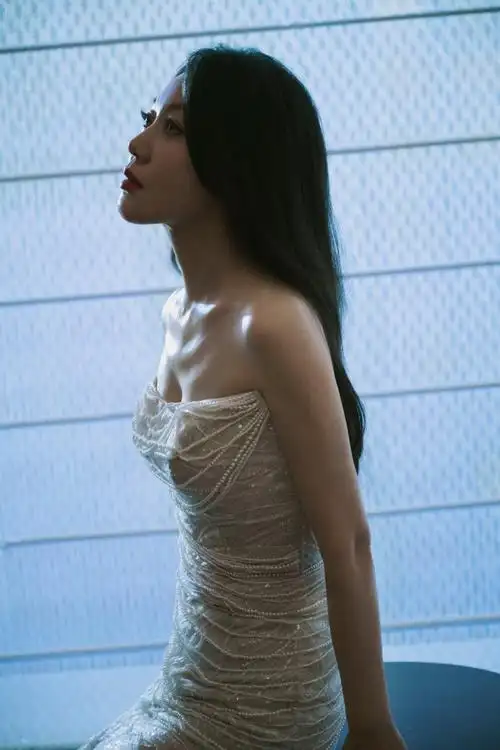 闫妮超话莹珠闪耀,曼妙优雅身姿,踏光而行,映下最美瞬间!