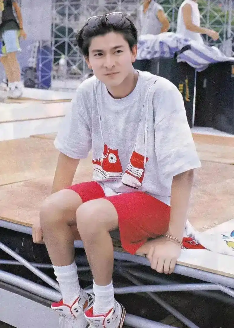 在上世纪80年代,年轻的刘德华走红,他的一张照片被广泛传播.