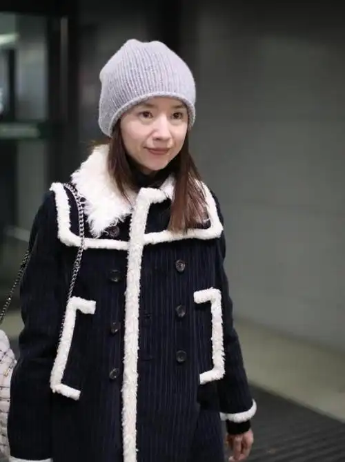 40岁董洁老太快了穿灯芯绒大衣配奶奶帽嘴角法令纹深成两道岭