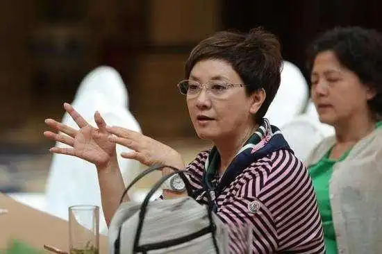 看看张国立前妻近照,再看看现任邓婕,网友:简直不是一个档次_罗秀春