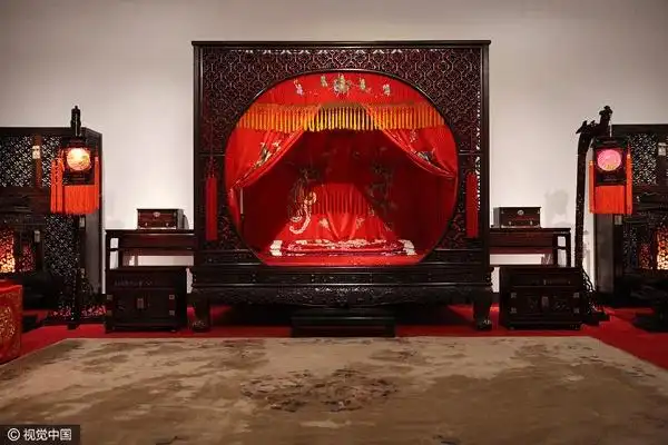 北京紫檀博物馆布置的一处紫檀婚房展厅.