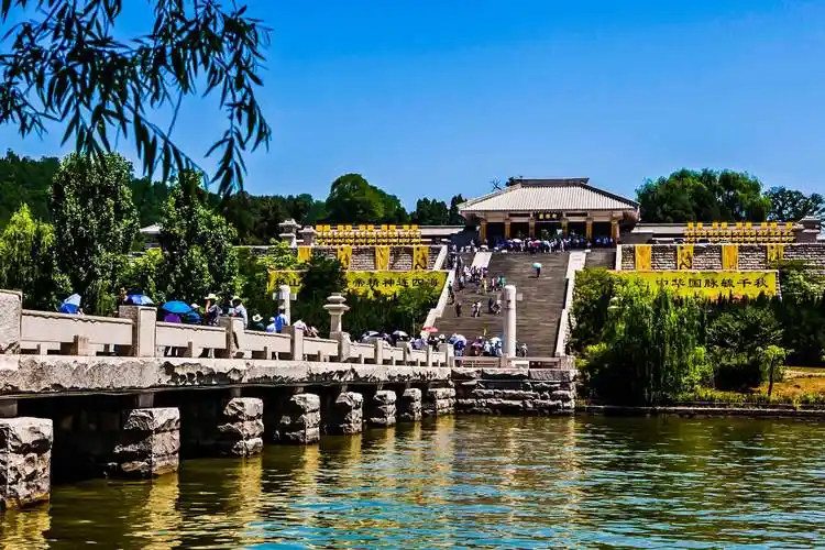 p>黄帝陵,是轩辕 a target="_blank" href="/item/黄帝">黄帝 /a>的