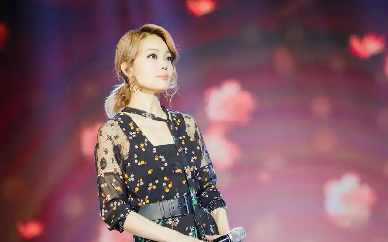 央视中秋晚会发生意外,容祖儿唱歌多次忘词,网友却纷纷力挺点赞