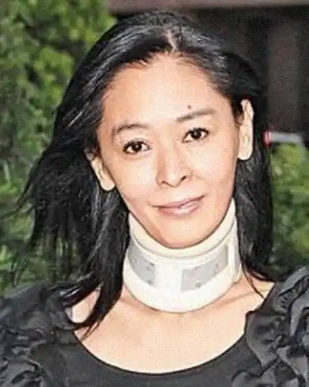 并诞下一子;两人分手后,儿子归方美芳抚养,取名方伟