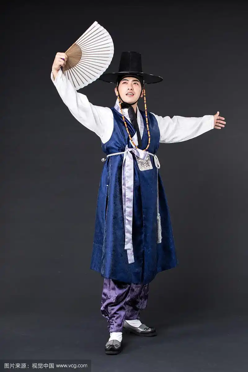 一名身穿韩服(韩国传统服装),背景为黑色的韩国男子