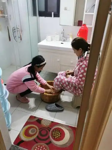 给妈妈洗脚