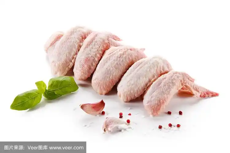 白背景上的生鸡翅