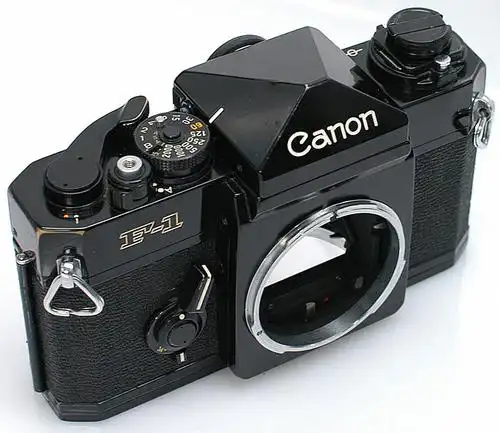 canon f1样子差不多,但棱镜后面没有闪光灯插座