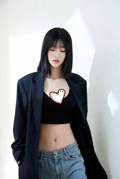 徐睿知22吋蚂蚁腰上热搜,网友:看到她的牛奶肌更不淡定