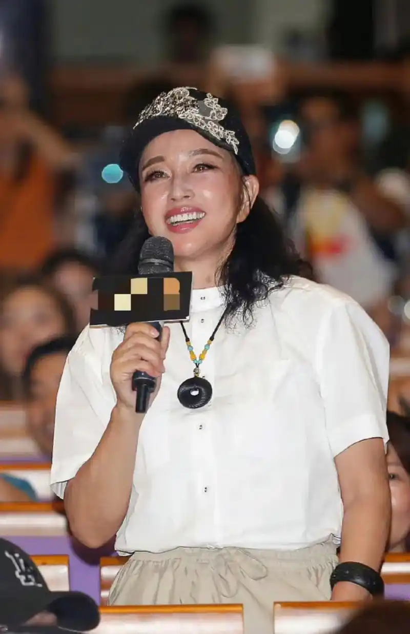 70岁刘晓庆最新近况曝光,面部僵硬做表情困难,医美后遗症太明显.