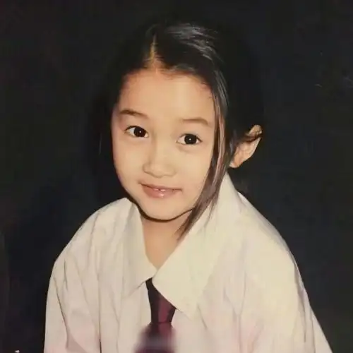 关晓彤幼儿时期童年照#关晓彤放出自己童年照片,这脸是平移了二十年