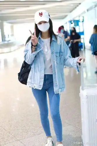女演员文咏珊现身机场,穿破洞牛仔夹克紧身牛仔裤,清新爽朗