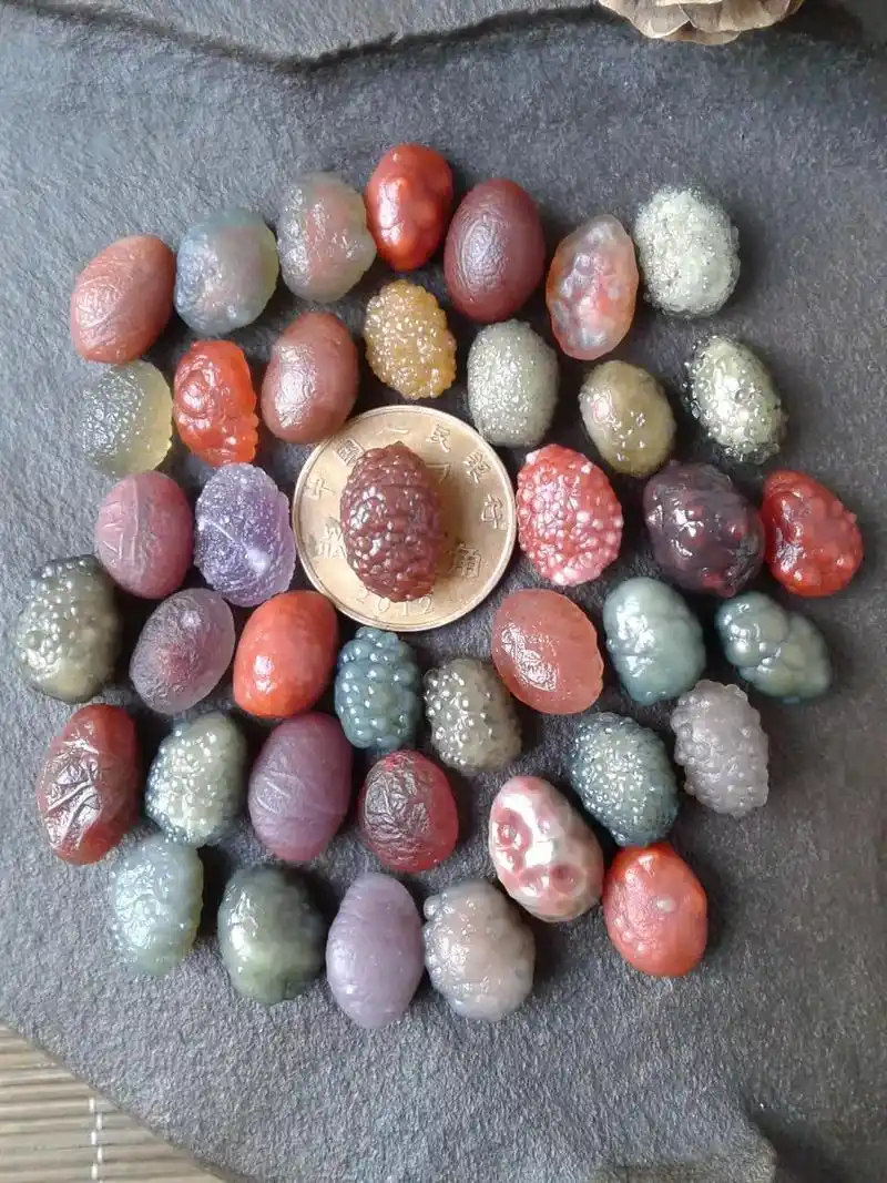 新疆巴楚黑山原石玛瑙.