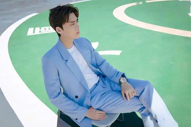 李易峰身穿蓝色西装发布天台大片 蓝天白云清爽少年相得益彰_南宁